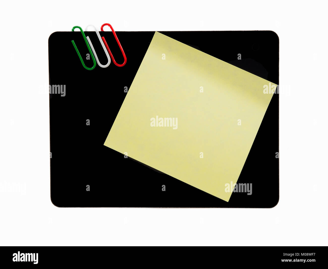 Eine saubere, Gelb, Stück Papier auf einer schwarzen Karte mit drei farbigen Clips. Stockfoto
