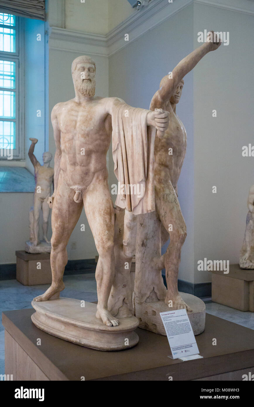 Neapel. Italien. Die Tyrannicides Gruppe, Skulptur Darstellung Harmodius und Aristogeiton (Vordergrund), 2.Jahrhundert römische Kopie eines griechischen Originals. Stockfoto