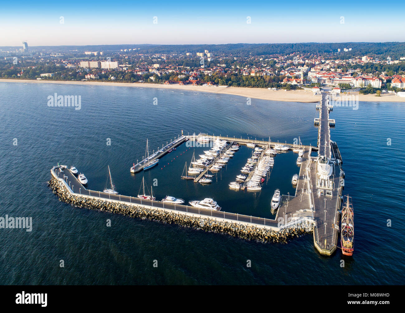 Sopot Resort in Polen. Hölzerne Seebrücke (Molo) mit Marina, Yachten, Pirate touristische Schiff, Strand, Hotels, Park und die Promenade. Luftaufnahme Stockfoto