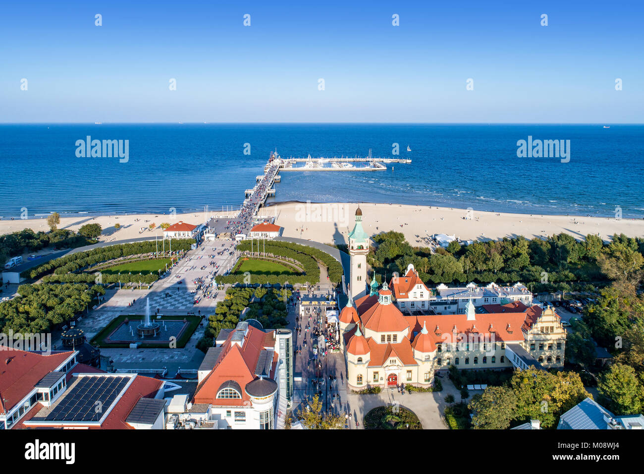 Sopot Resort in Polen. Wellness, der alte Leuchtturm, hölzernen Pier (Molo) mit Marina, Yachten, Strand, Ferienhäuser Infrastruktur, Park, Promenade und Walking pe Stockfoto