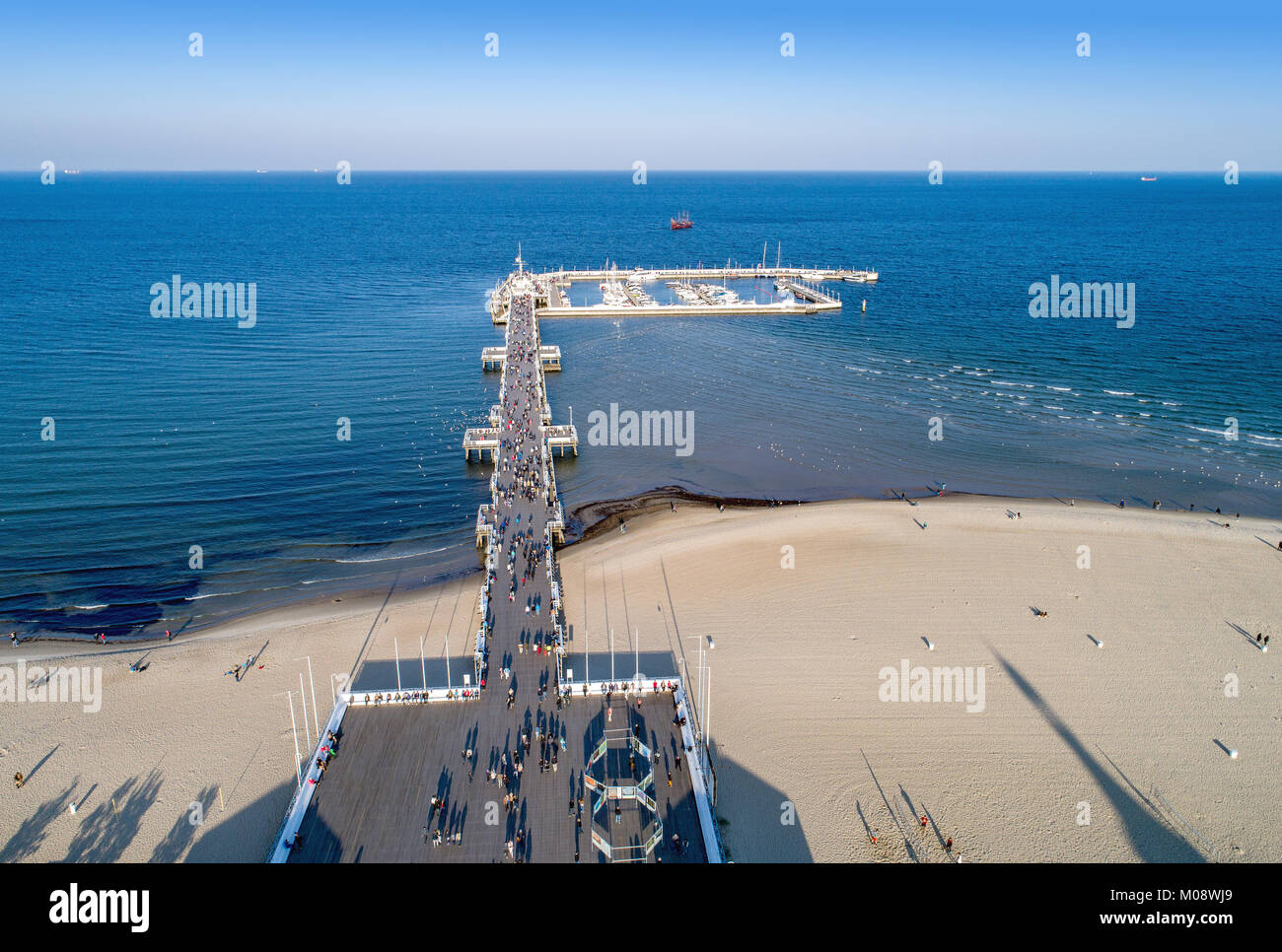 Sopot Resort in Polen. Hölzerne Seebrücke (Molo) mit Marina, Yachten, Strand, Wandern, Ferienhäuser Infrastruktur und der Promenade entfernt. Luftaufnahme. Stockfoto