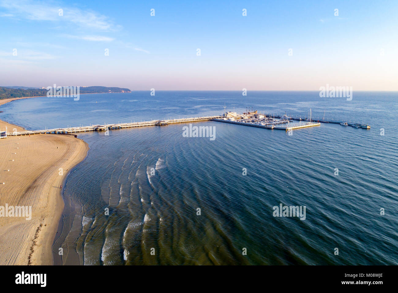Sopot Resort in Polen. Hölzerne Seebrücke (Molo) mit Marina, Yachten, Pirate touristische Schiff und Strand, weit Ansicht von Gdynia. Luftbild bei Sonnenaufgang. Sopot res Stockfoto