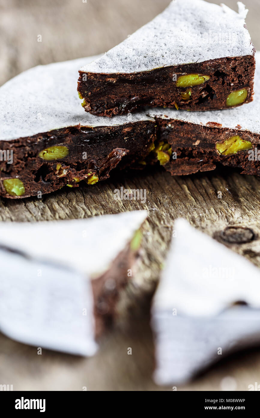 Schokolade und Pistazien Panforte toskanischen Kuchen Stockfoto