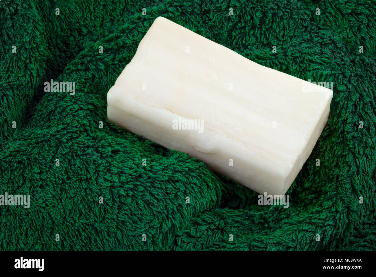 Seife auf ein grünes Handtuch. Stockfoto