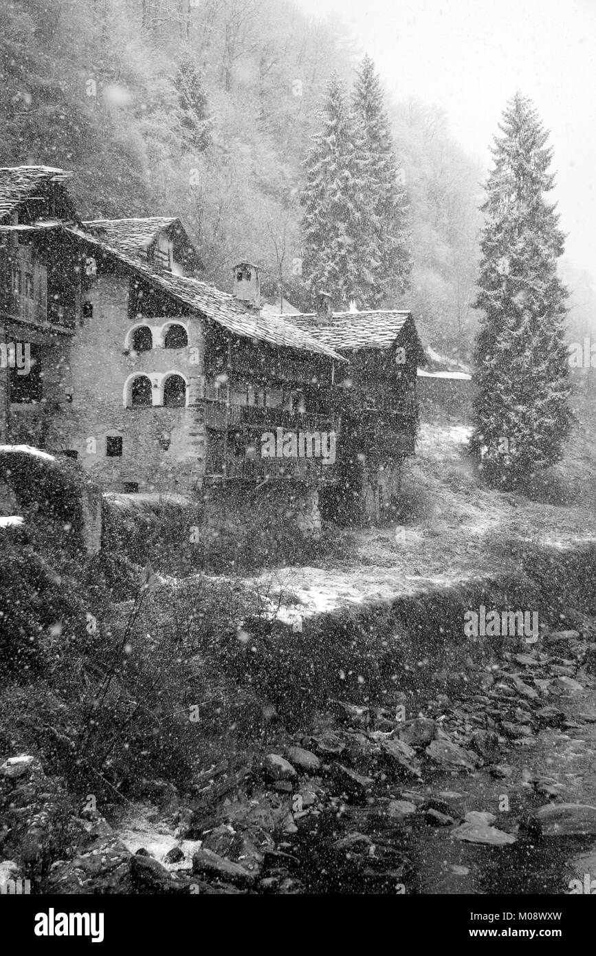 Die alten Hütten auf der Winter Berge Stockfoto