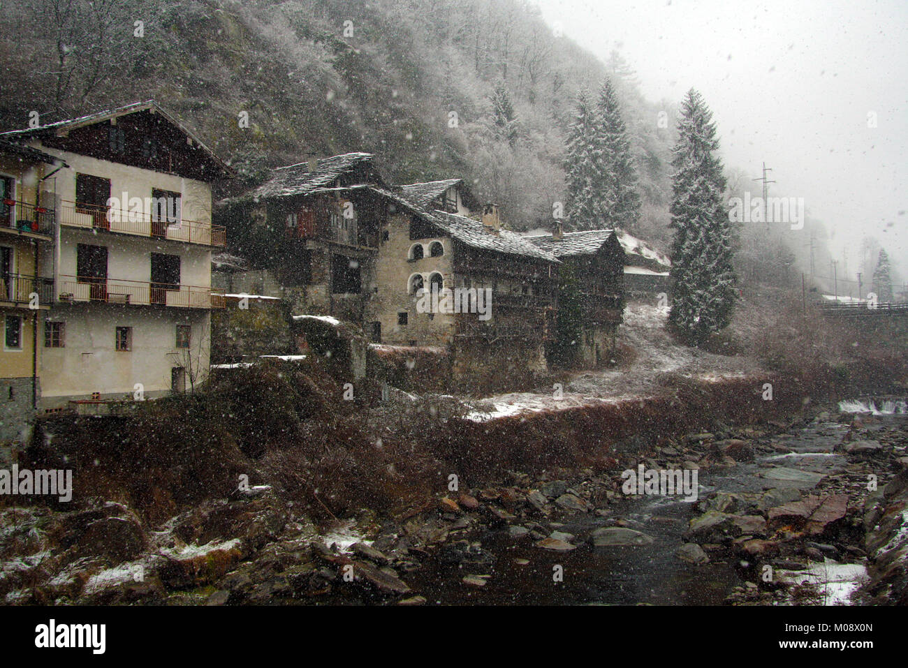 Die alten Hütten auf der Winter Berge Stockfoto