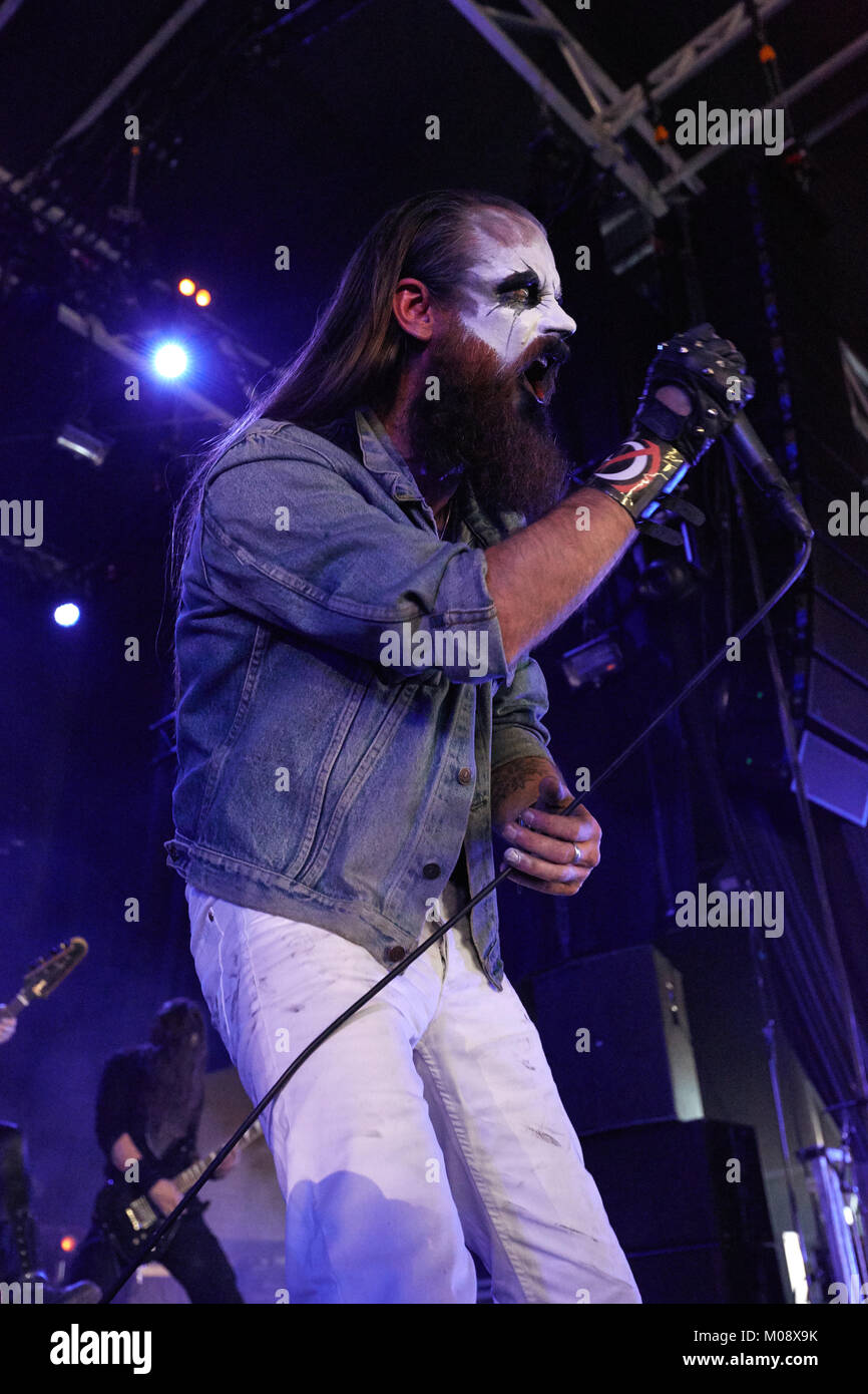 Die umstrittenen Norwegischen Black Metal Band Taake führt ein Live Konzert in der norwegischen Musik Festival Øyafestivalen 2015 in Oslo. Hier Sänger Ørjan Stedjeberg, besser bekannt unter seinem Künstlernamen Hoest bekannt, ist live auf der Bühne dargestellt. Norwegen, 14.08 2015. Stockfoto