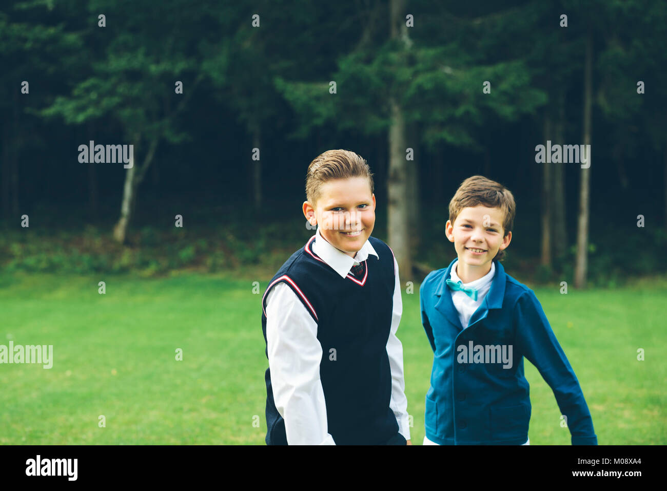 Brüder versuchen für ein Portrait in ihrer formalen zu stellen. Stockfoto