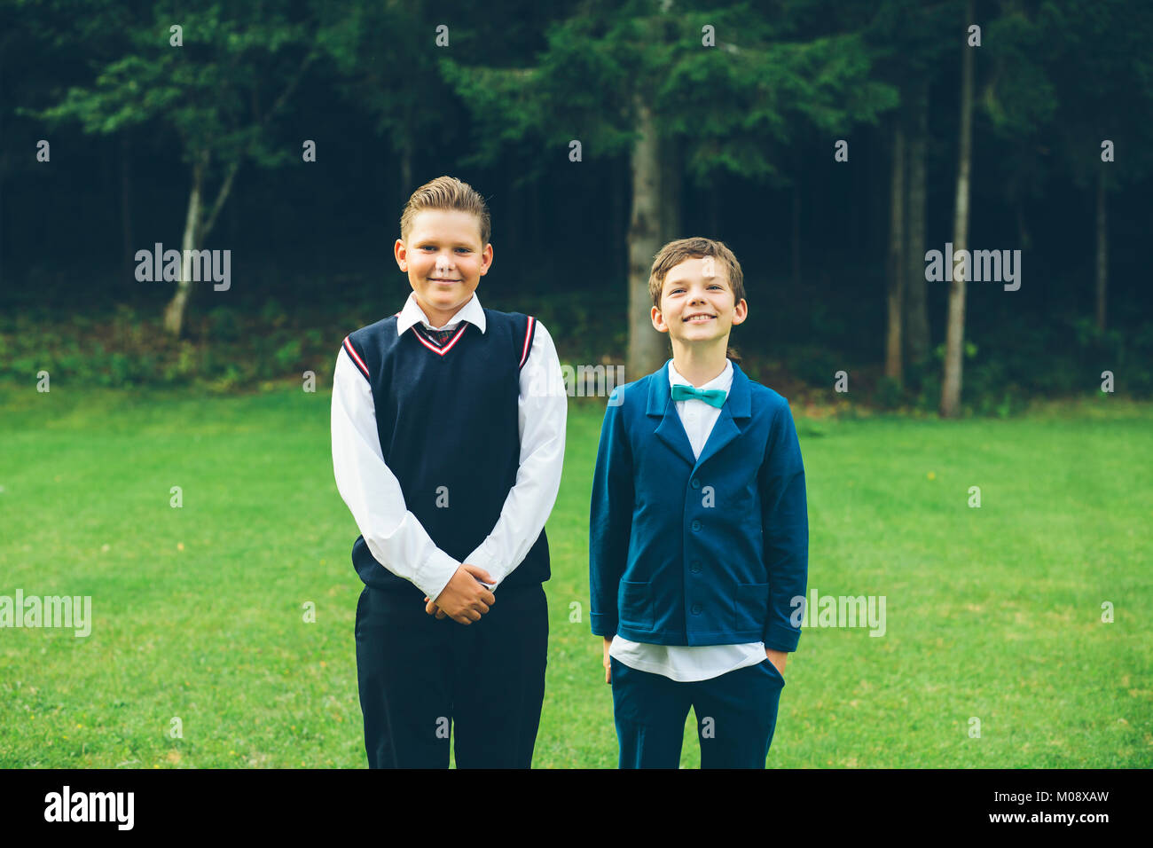 Zwei Jungen posieren für ein formelles Porträt in Ihrem Hinterhof. Stockfoto