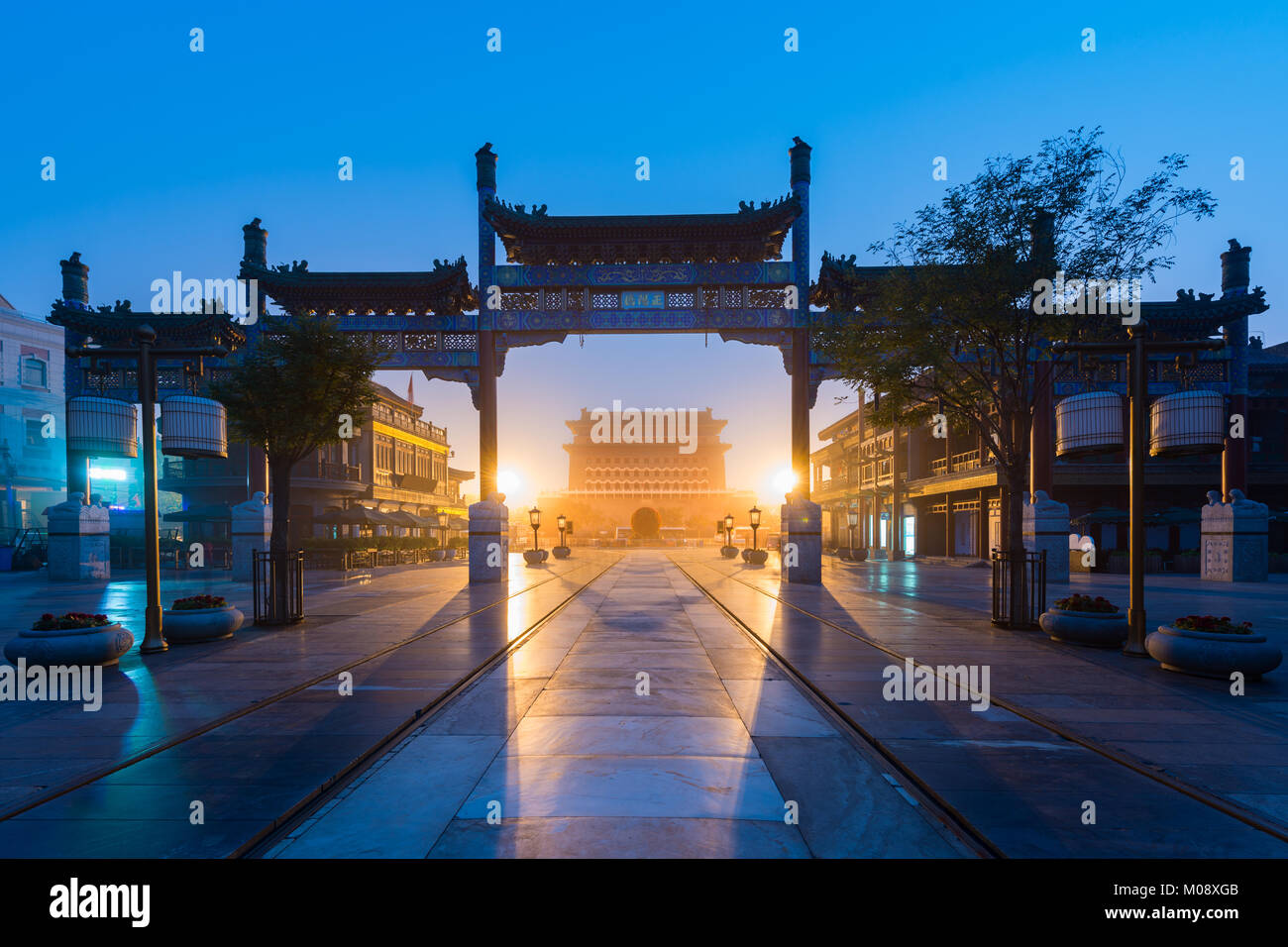 Peking Zhengyang tor Jianlou in der Nacht in der Qianmen Straße in Peking, China. Stockfoto