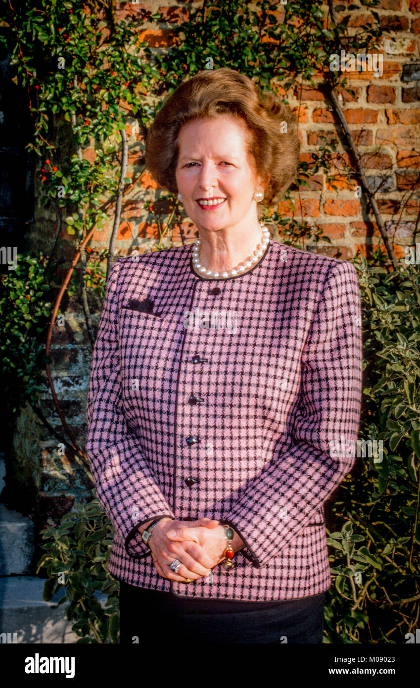 Margaret Thatcher, Premierminister von Großbritannien, stellt im Garten von Waffeln, die offizielle Land Haus der britische Premierminister - 1980 Stockfoto