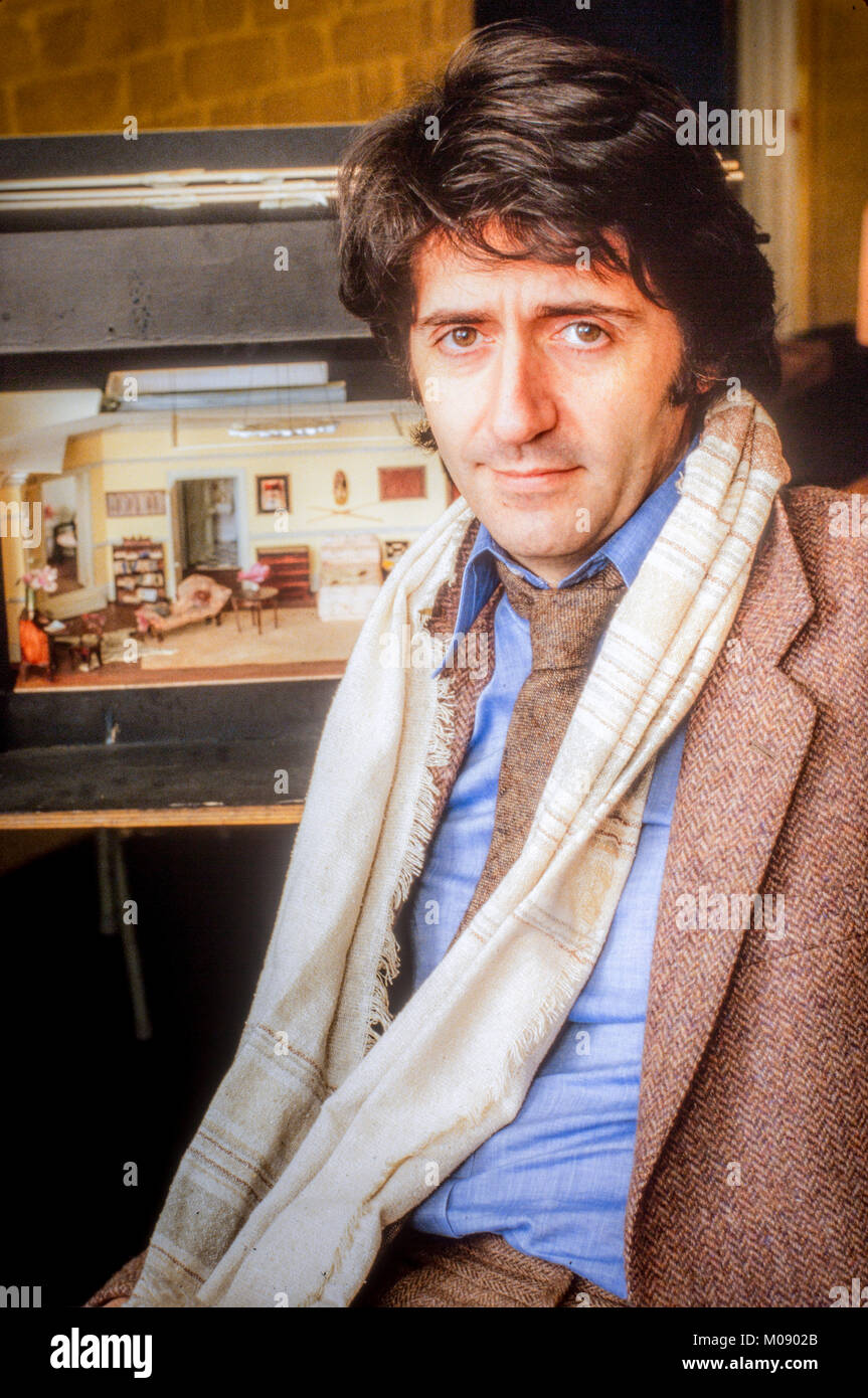 Der Schauspieler Tom Conti porträtiert sitzt vor einem Modell Bühne für die Komödie 'Vor der Partei", die er später im Jahr 1980 erfolgreich geleitet. Stockfoto