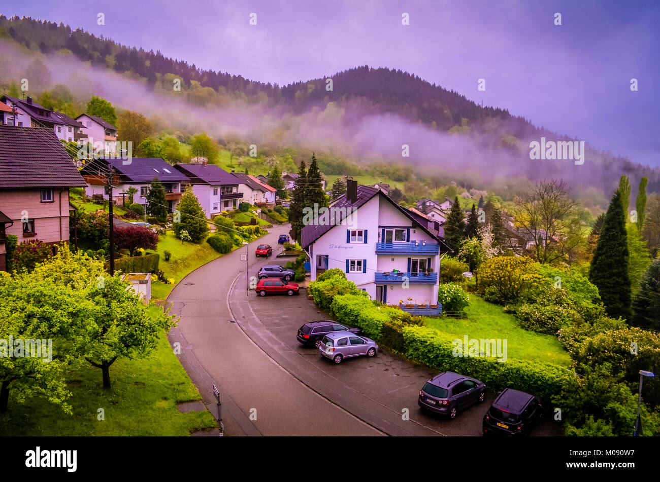 Verschlafene Stadt irgendwo im Schwarzwald im Süden Deutschlands, wie Brüder Grimm Märchen ist berühmt für Spas und Kuckucksuhren Stockfoto