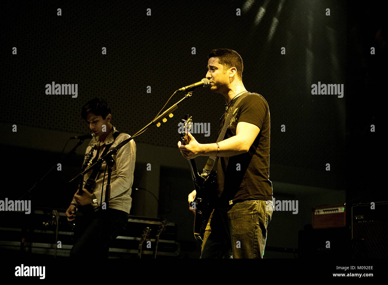 Die US-amerikanische Rockband Boyce Avenue führt ein Live Konzert in Sankt Peter in Frankfurt am Main. Hier Gitarrist und Sänger Alejandro Manzano ist live auf der Bühne. Deutschland, 08.11.2010. Stockfoto