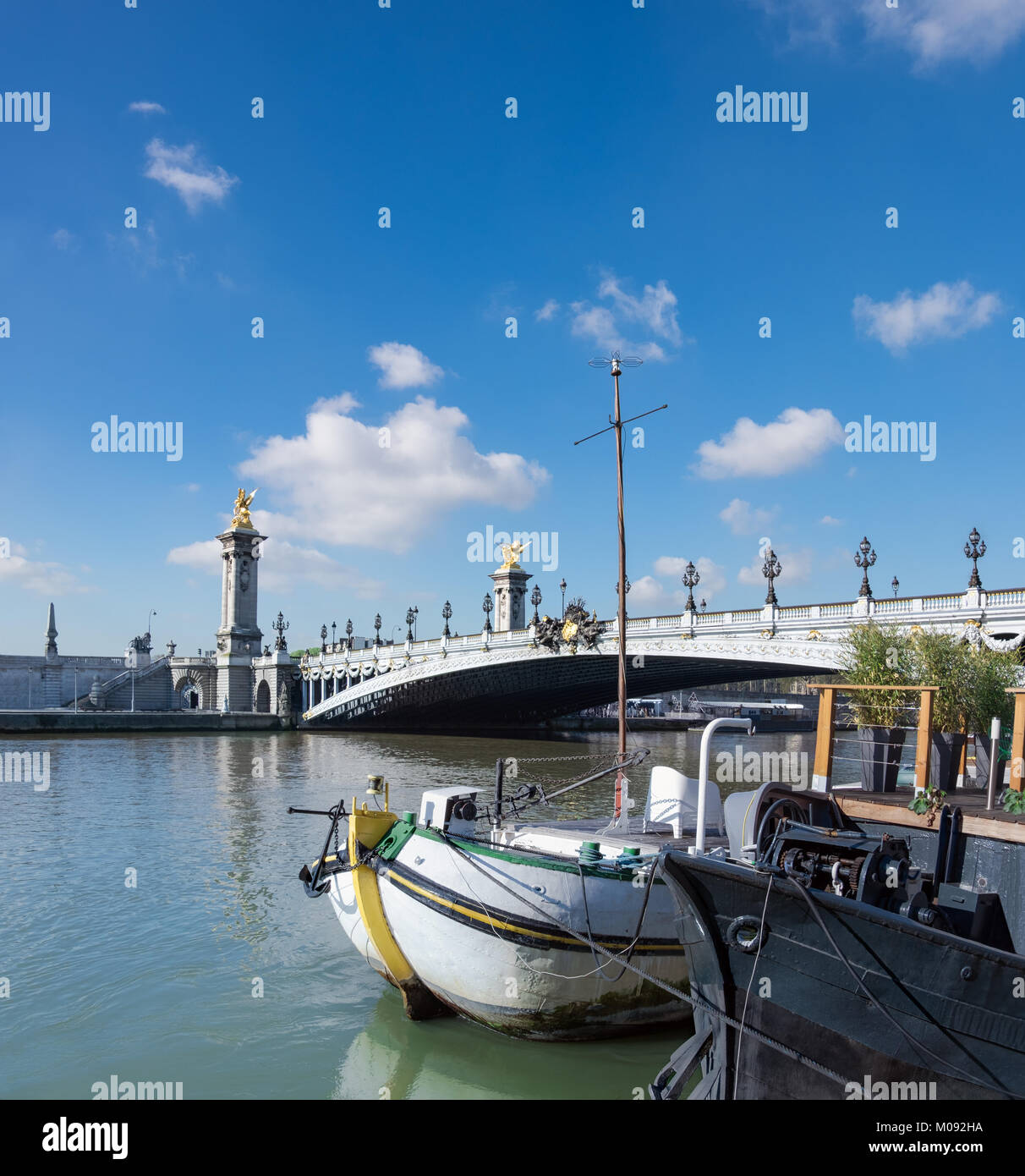 Fluss Boote vor Alexandre Brücke in Paris. Stockfoto