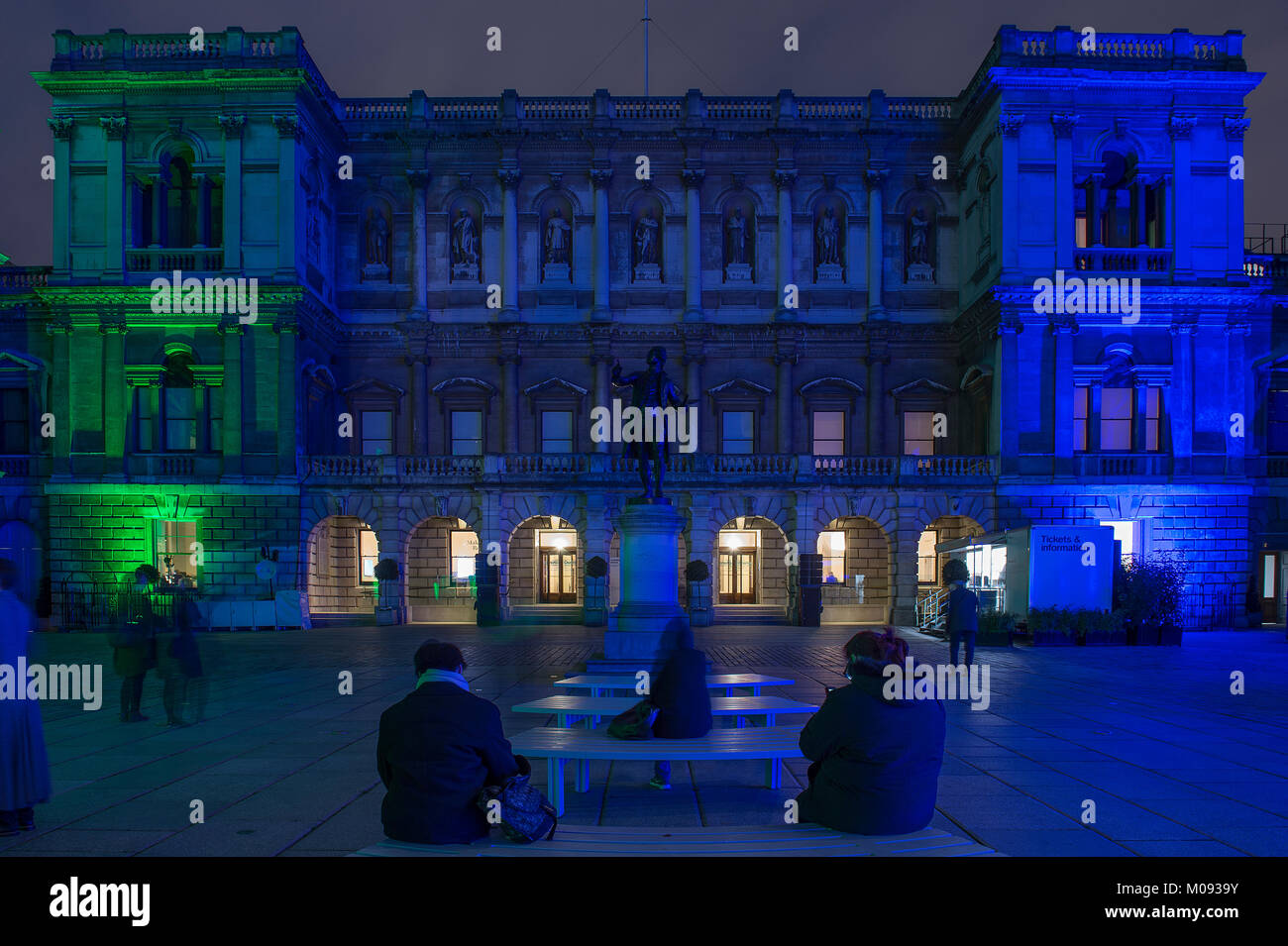 18. Jan 2018. Lumiere London. Die Fassade des RA im Piccadilly in der Nacht. Credit: Malcolm Park/Alamy Stockfoto