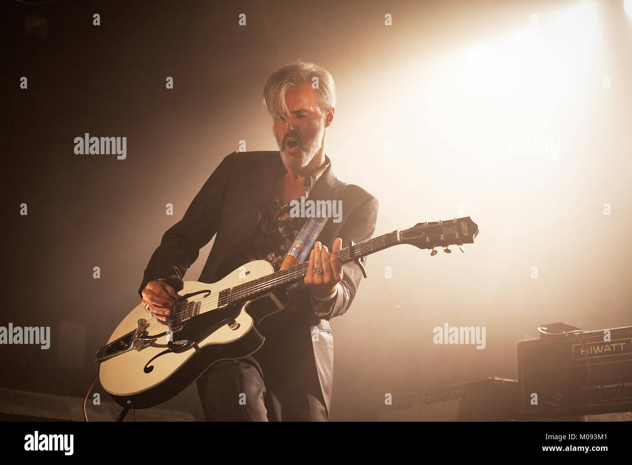 Die belgische Rockband Triggerfinger führt ein Live Konzert in der N-Joy Reeperbus auf das Reeperbahn Festival 2014 in Hamburg. Hier Gitarrist und Sänger Ruben Block wird dargestellt, live auf der Bühne. Deutschland, 19.09.2014. Stockfoto