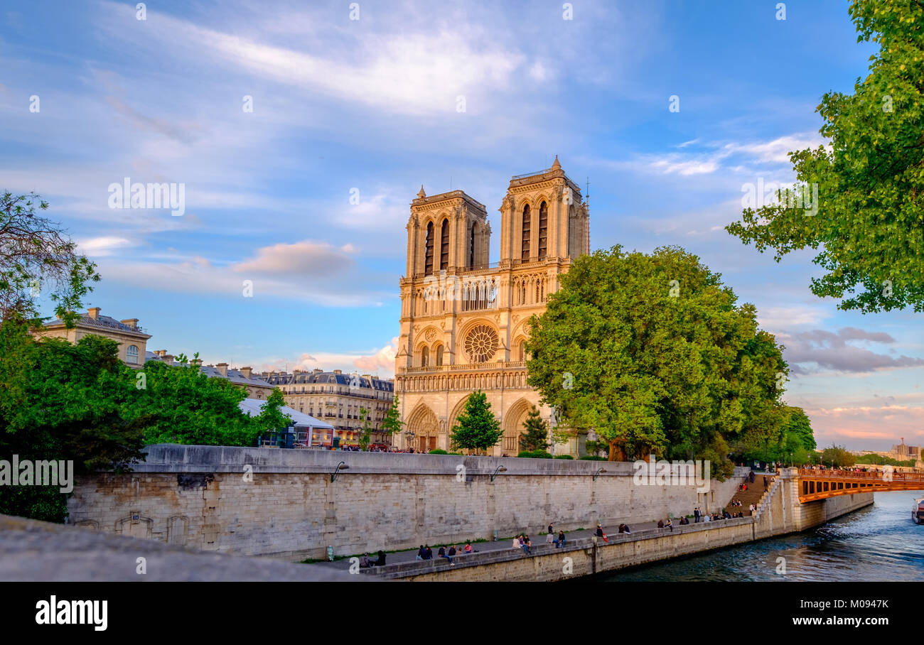 PARIS, Frankreich, 14. MAI 2017: Notre-Dame Kathedrale, eine der Hauptattraktionen von Paris, am frühen Abend, mit vielen Menschen genießen die ruhige Eve Stockfoto