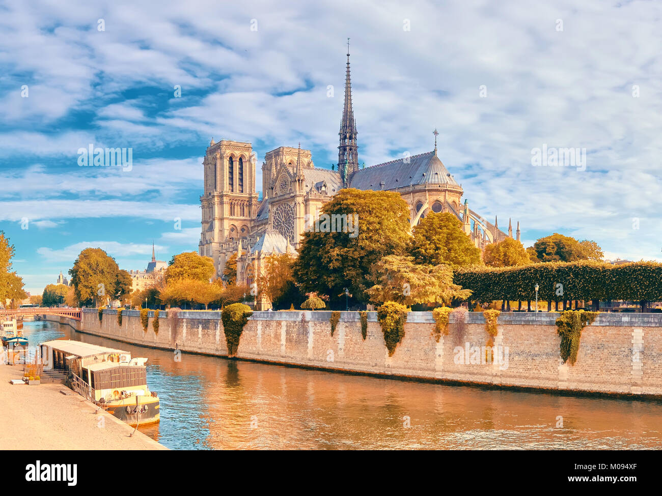 Die Kathedrale Notre Dame in Paris an einem hellen Tag im Herbst, Panorama Bild Stockfoto