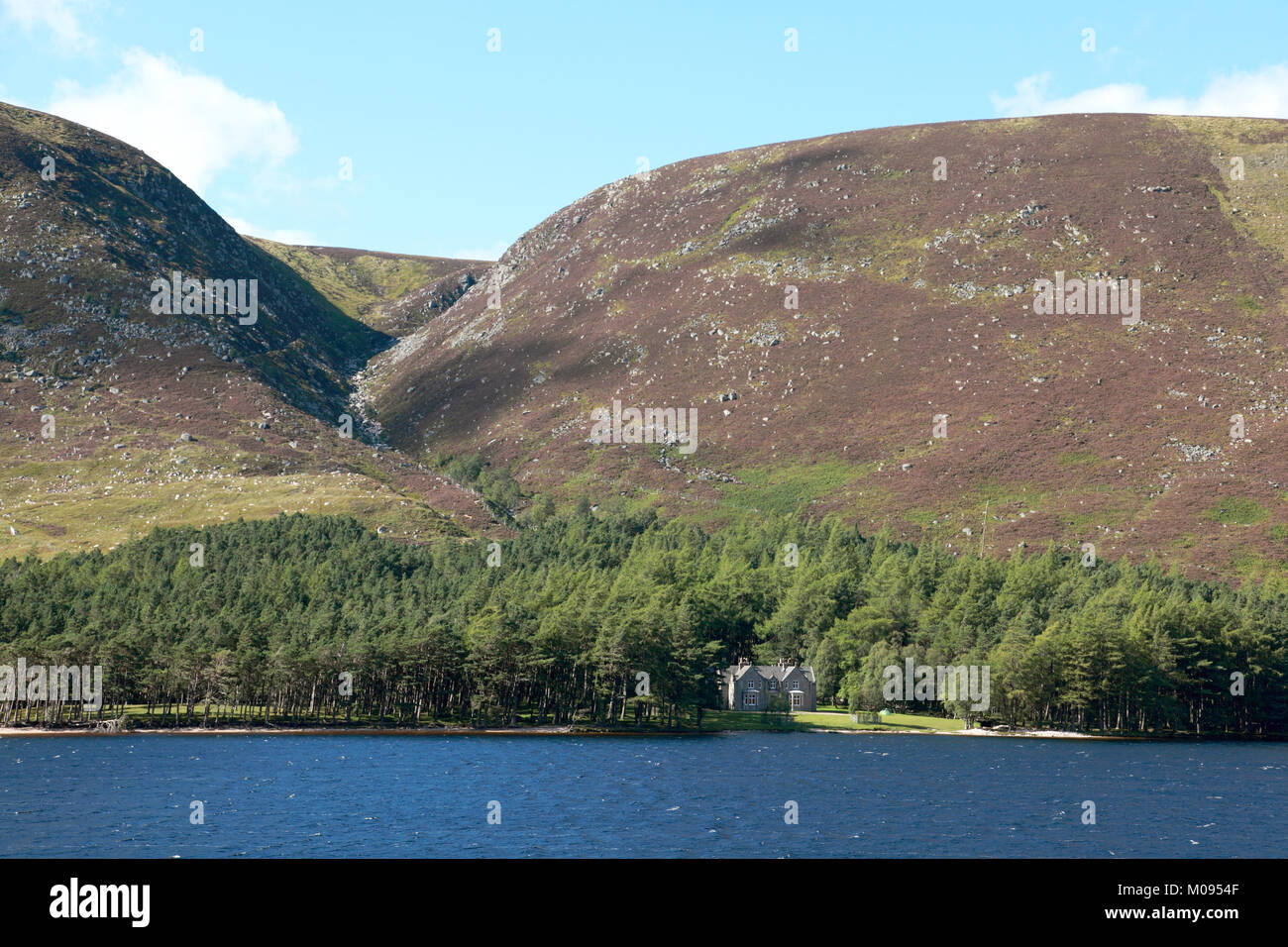 Glas - allt Shiel, das Jagdschloss für Queen Victoria am Ufer des Loch Muick auf der Balmoral-plantage gebaut Stockfoto
