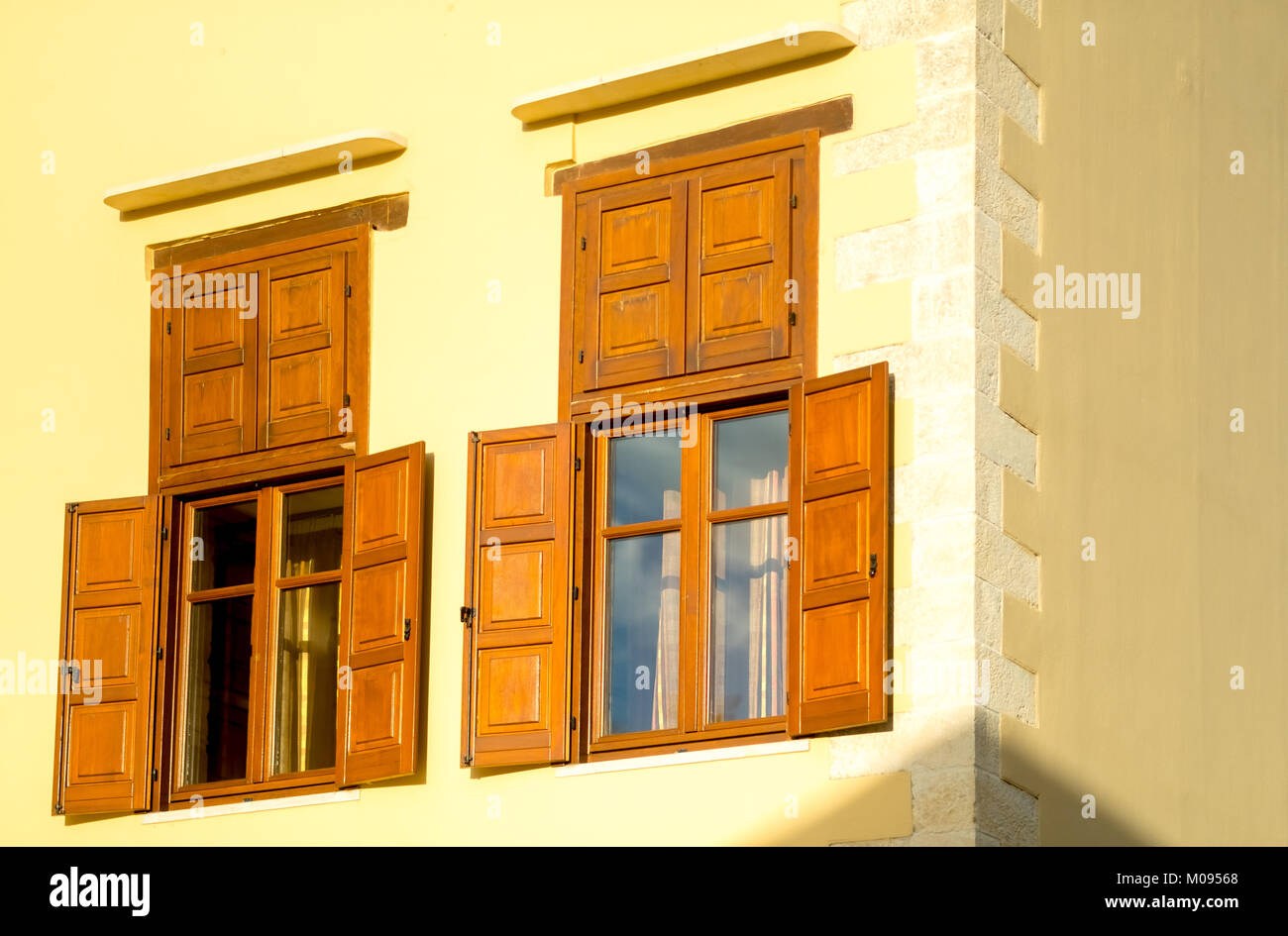 Bunte wand Fassade mit typischen großen Holzfenster in der Altstadt von Rethymno, Europa, Griechenland, Kreta, Rethymno, Europa, Kreta, Griechenland, GR, Reisen, Stockfoto