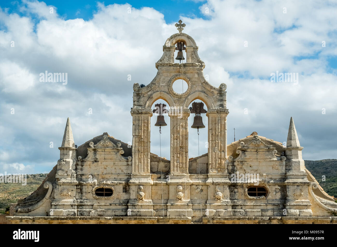 Glockenturm der beiden einschiffige Klosterkirche Moni Kloster Arkadi, Griechisch-orthodoxe Kirche, National Monument von Kreta in den Kampf um die Unabhängigkeit, Stockfoto