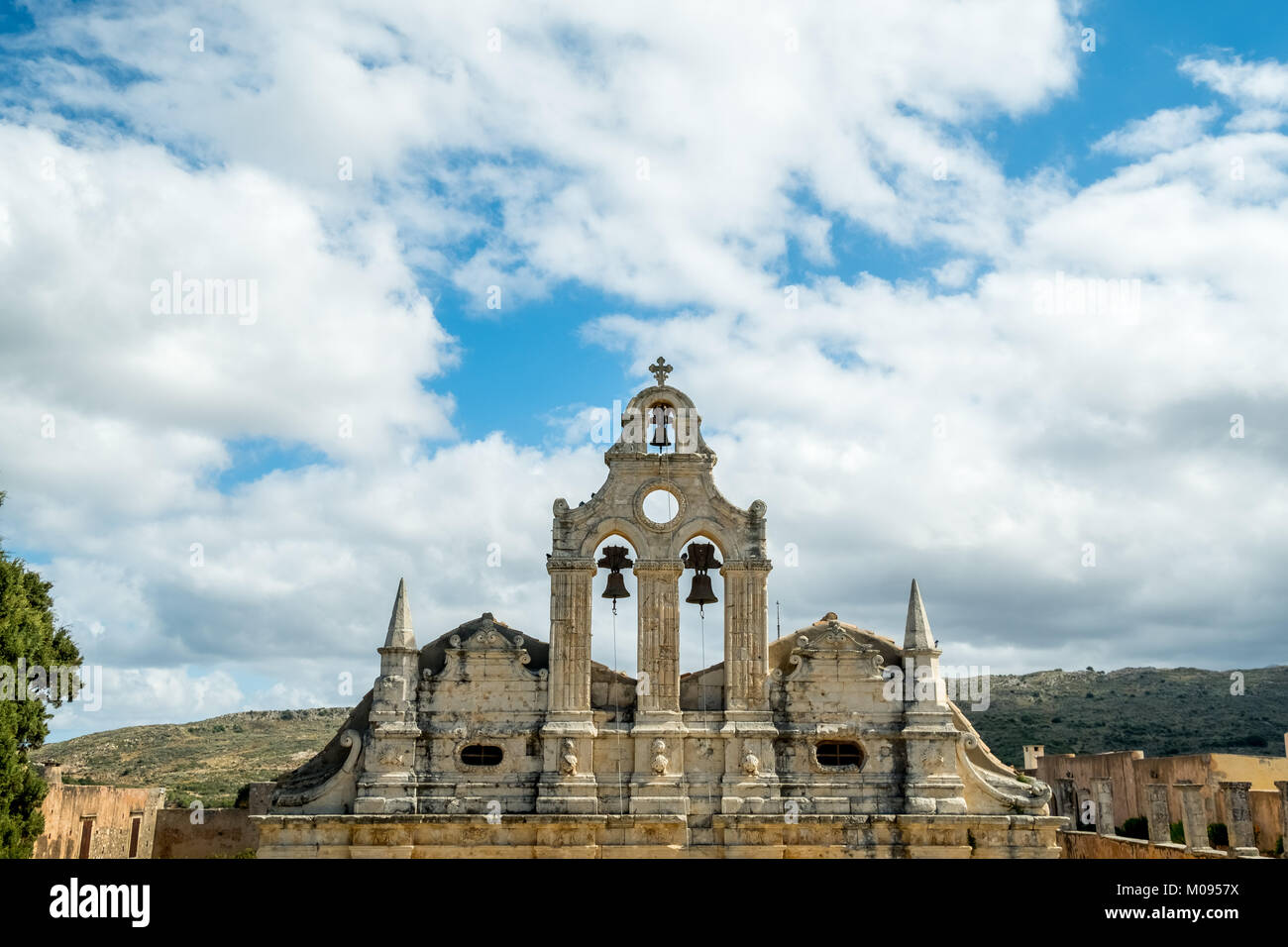 Glockenturm der beiden einschiffige Klosterkirche Moni Kloster Arkadi, Griechisch-orthodoxe Kirche, National Monument von Kreta in den Kampf um die Unabhängigkeit, Stockfoto