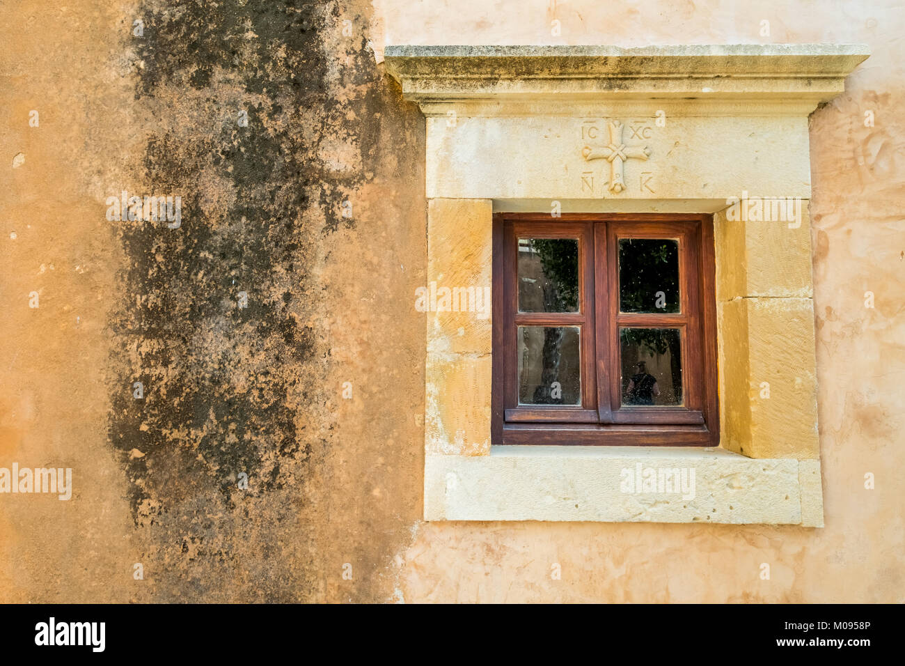 Orthodoxes Kreuz Fenster, klösterliche Kirche Griechisch-orthodoxe Zwei einschiffige Kirche, National Monument von Kreta in den Kampf um die Unabhängigkeit, Moni Arkadi Monast Stockfoto