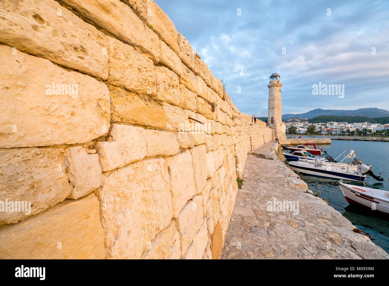 Leuchtturm von Rethymnon in der Abendstimmung mit Boote am Venezianischen Hafen, Rethymno, Rethymnon, Kreta, Griechenland, Europa, Rethymno, Europa, Kreta, Music Stockfoto