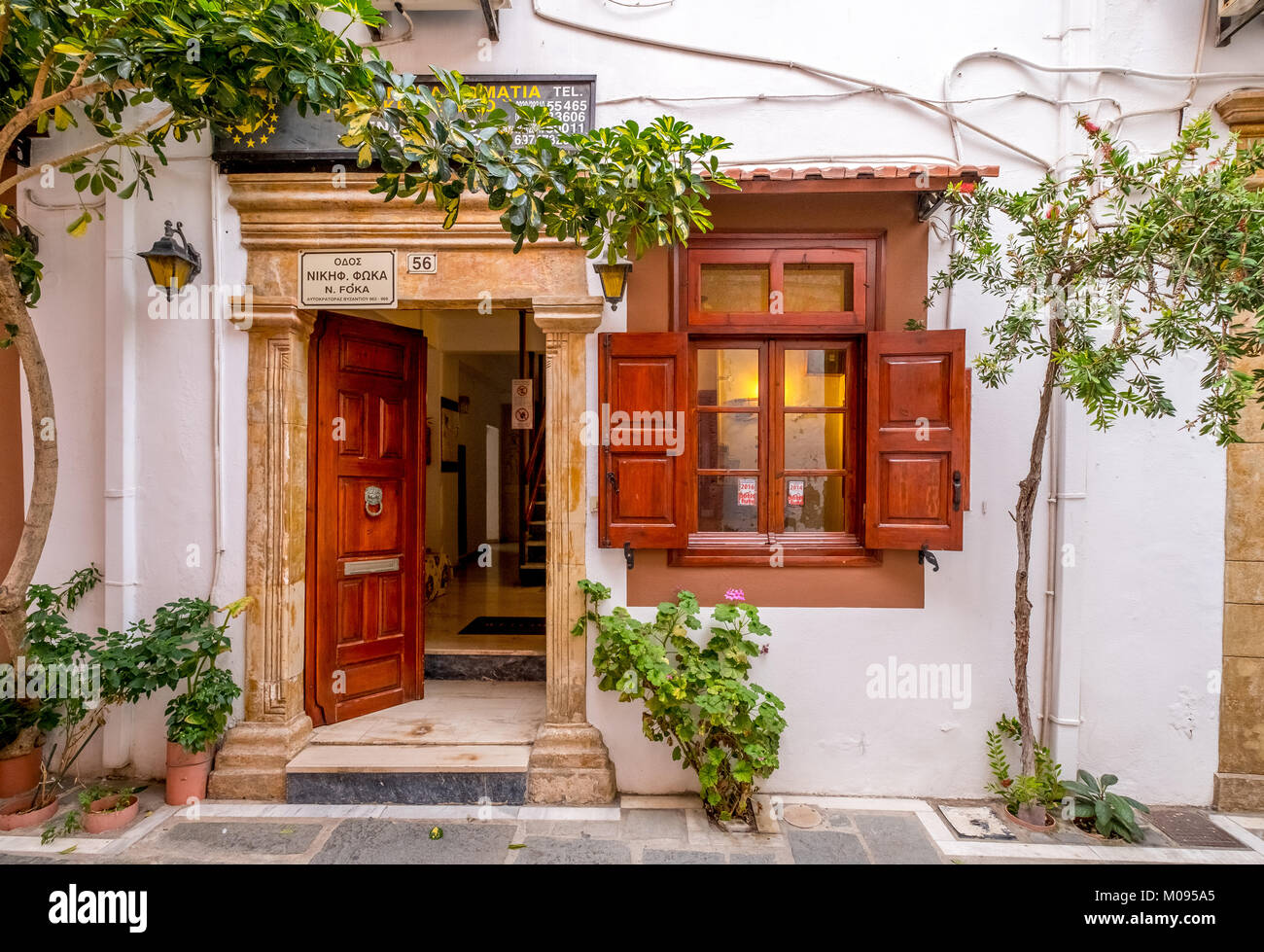 Alte Tür und Eingang mit Pflanzen in der Altstadt von Rethymno, Europa, Kreta, Griechenland,,, Rethymno, Europa, Kreta, Griechenland, Reisen, Tourismus, Destination Stockfoto