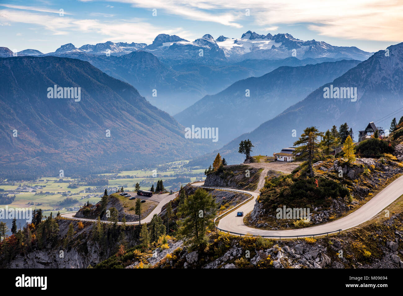 Der Loser panorama Straße auf der Loser, in der Ausseeer Land, Steiermark, Österreich, hinter dem Dachsteinmassiv, fallen, Stockfoto