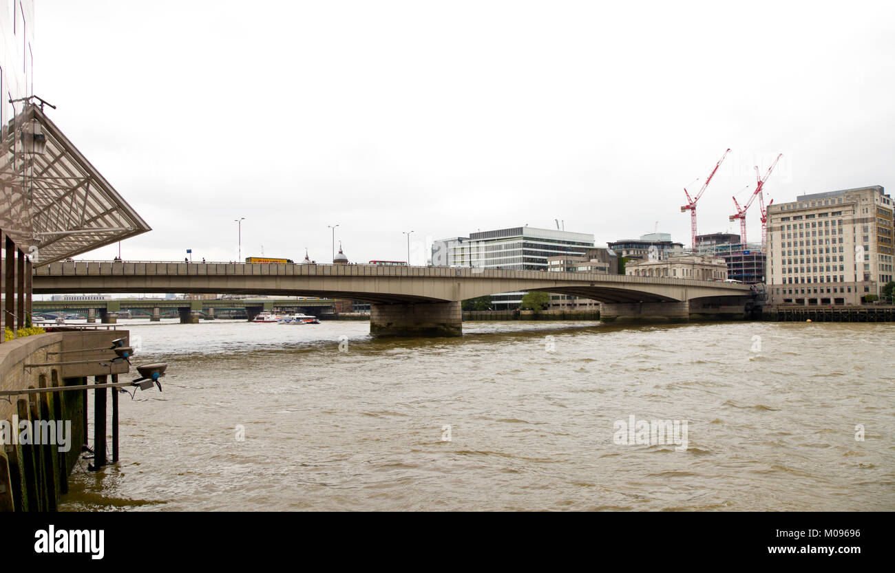 Die London Bridge und den Fluss Thams auf einem sehr grauen Tag in London, Großbritannien Stockfoto