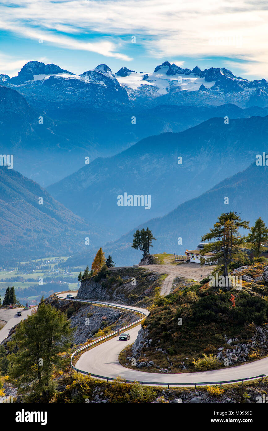 Der Loser panorama Straße auf der Loser, in der Ausseeer Land, Steiermark, Österreich, hinter dem Dachsteinmassiv, fallen, Stockfoto
