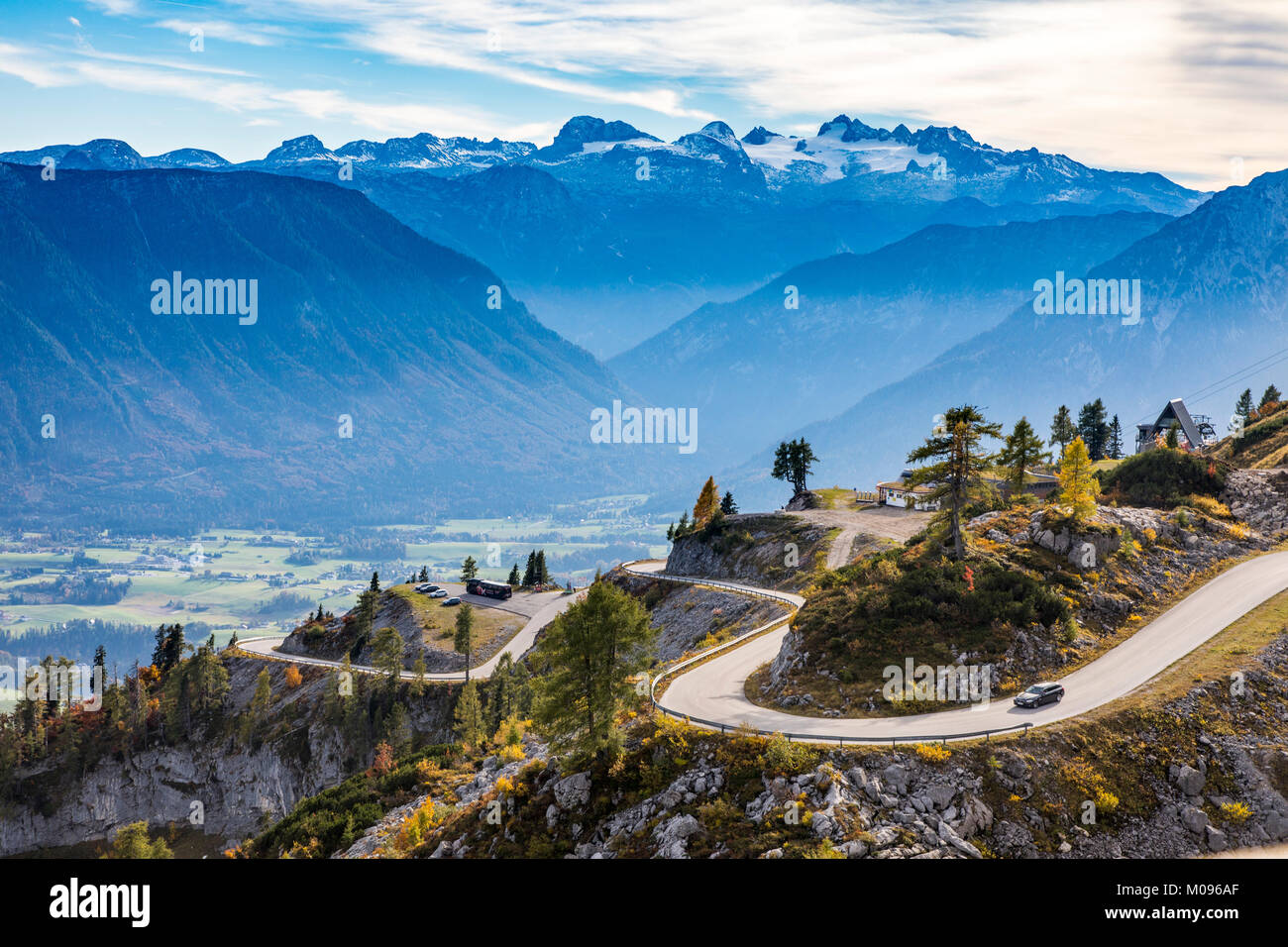 Der Loser panorama Straße auf der Loser, in der Ausseeer Land, Steiermark, Österreich, hinter dem Dachsteinmassiv, fallen, Stockfoto