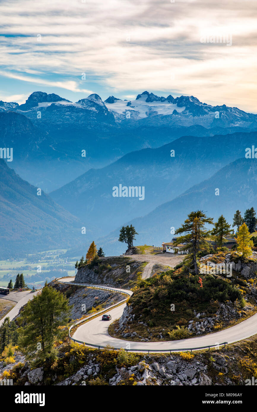 Der Loser panorama Straße auf der Loser, in der Ausseeer Land, Steiermark, Österreich, hinter dem Dachsteinmassiv, fallen, Stockfoto