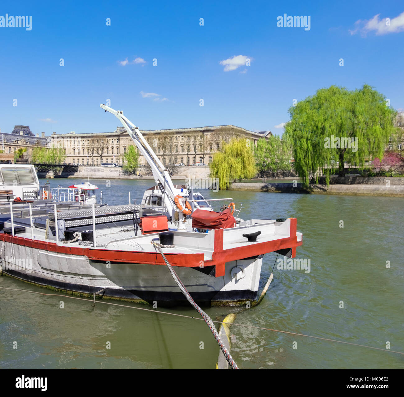 Weiß-rote Boot am Ufer der Seine im Herzen von Paris Stockfoto