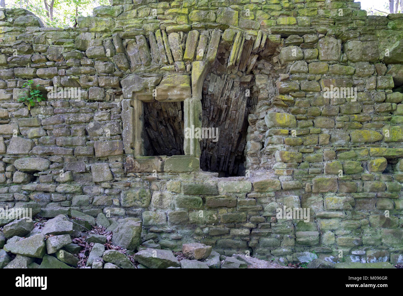 Ruinen des Klosters Disibodenberg. Welterbe Ruine der Disibod Kloster auf dem Gipfel des Hügels Disibodenberg bei Odernheim in Deutschland, Rheinland Stockfoto