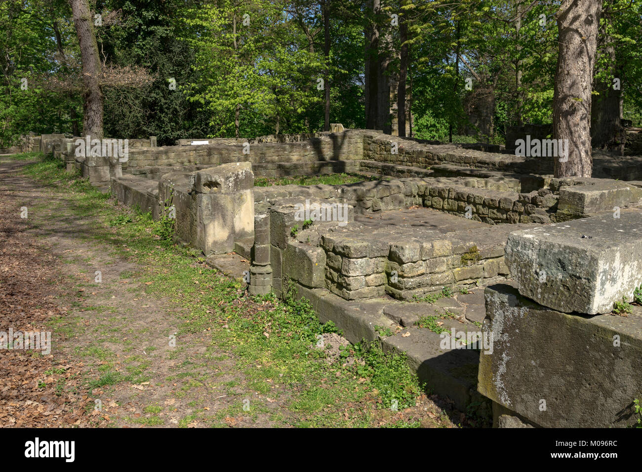 Ruinen des Klosters Disibodenberg. Welterbe Ruine der Disibod Kloster auf dem Gipfel des Hügels Disibodenberg bei Odernheim in Deutschland, Rheinland Stockfoto