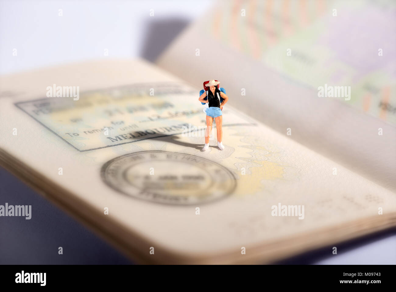 Miniatur Abbildung eines Reisenden mit einem Rucksack auf einen Reisepass mit Datum Stempel in ein Konzept aus dem Urlaub, Reisen und Tourismus Stockfoto