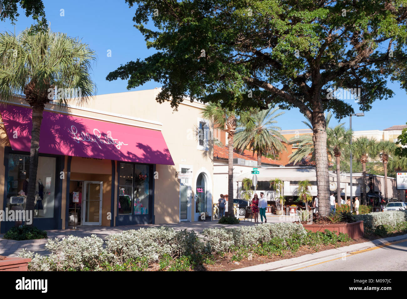 Menschen zu Fuß entlang Las Olas Boulevard in der Innenstadt von Fort Lauderdale, Florida, United States, USA. Stockfoto