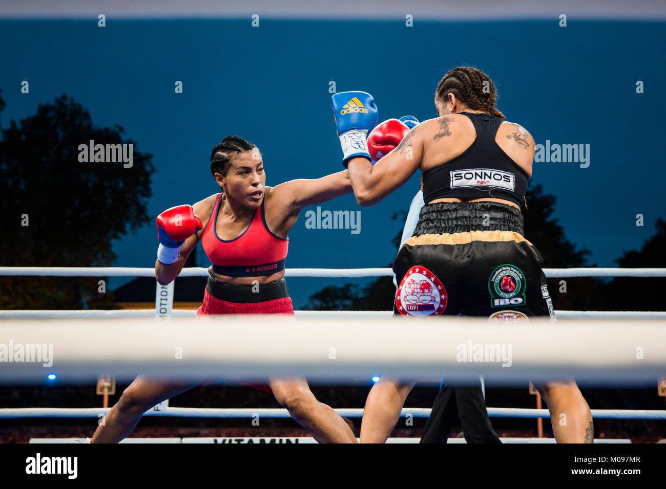 Norwegen, Bergen - Juni 09., 2017. Die norwegische professionelle Boxer Cecilia Brækhus (in Rot) und argentinischen Erica Farias (in Schwarz) treffen sich in den Kampf, die Schlacht von Bergen in Bergen. (Foto: Gonzales Foto - Jarle H. Moe). Stockfoto