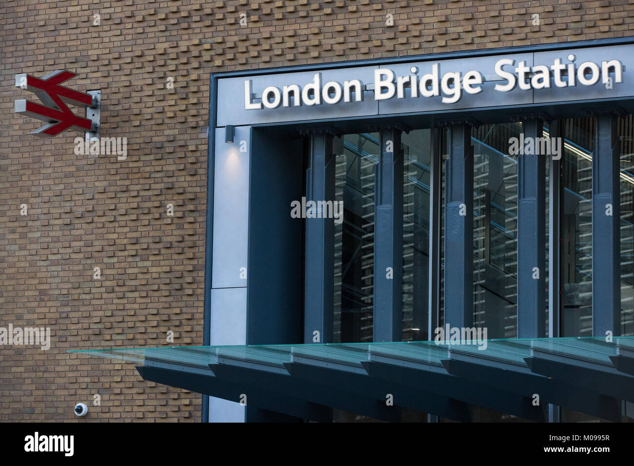 London, Großbritannien. 18. Januar, 2018. Neue Zeichen außerhalb der London Bridge Station. London Bridge Station wird saniert als Teil der Regierung - SPONSORE Stockfoto
