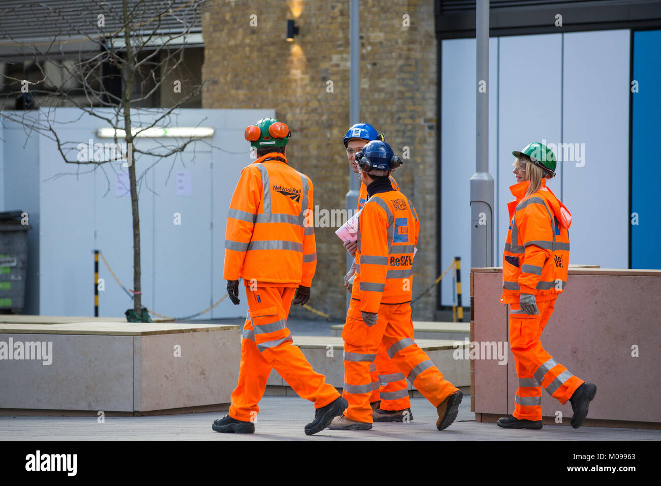 London, Großbritannien. 18. Januar, 2018. Männer und eine Frau das Tragen von sicherheitskleidung Arbeiten auf einem Gerüst außerhalb der London Bridge Station. London Bridge stat Stockfoto