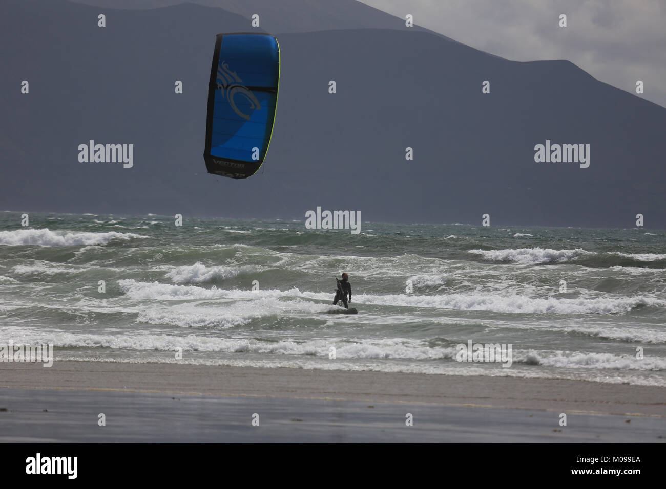 Surfen und Spielen mit einem Drachen auf einem Strand auf den wilden Atlantik Weg Stockfoto