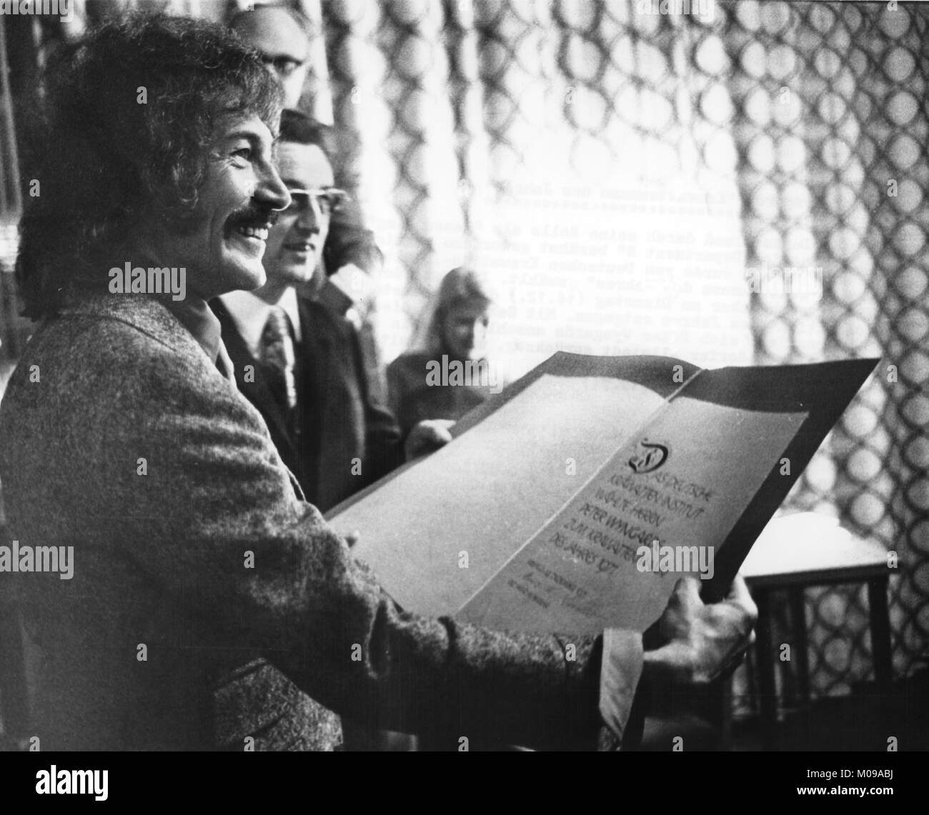 Der britische Schauspieler Peter Wyngarde, aus der TV-Serie 'Department S' und dem Spin-off 'Jason King', ist bekannt als "Riegel Mann des Jahres" am 14. Dezember 1971 in Düsseldorf, Deutschland geehrt. Wyngarde starb am 15. Januar 2018 in einem Krankenhaus in London. | Verwendung weltweit Stockfoto