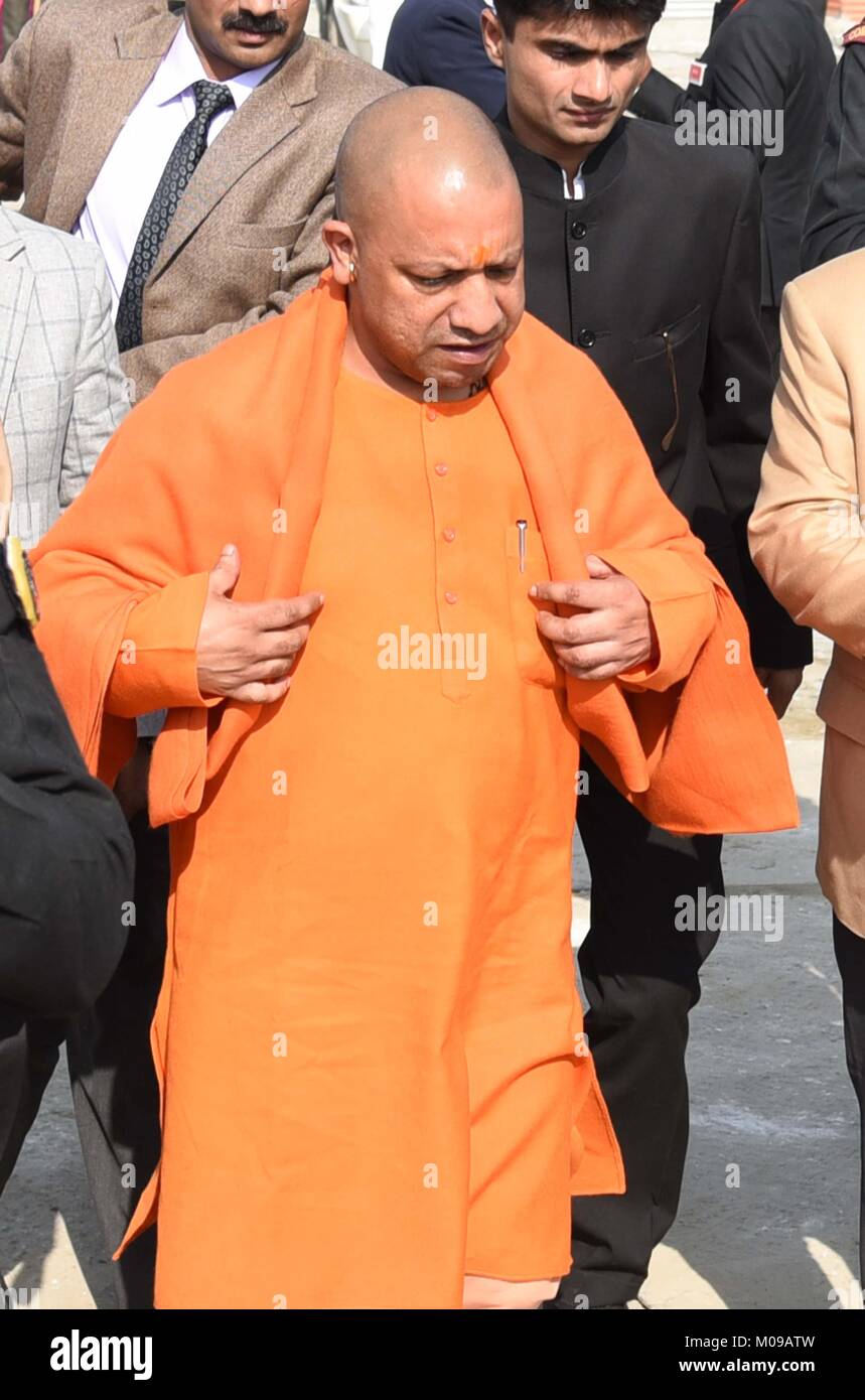 Allahabad, Uttar Pradesh, Indien. 19 Jan, 2018. Allahabad: Uttar Pradesh Chief Minister Aditya Nath Yogi bei seinem Besuch in Magh mela in Allahabad im Sangam am 08-07-2018. Credit: Prabhat Kumar Verma/ZUMA Draht/Alamy leben Nachrichten Stockfoto