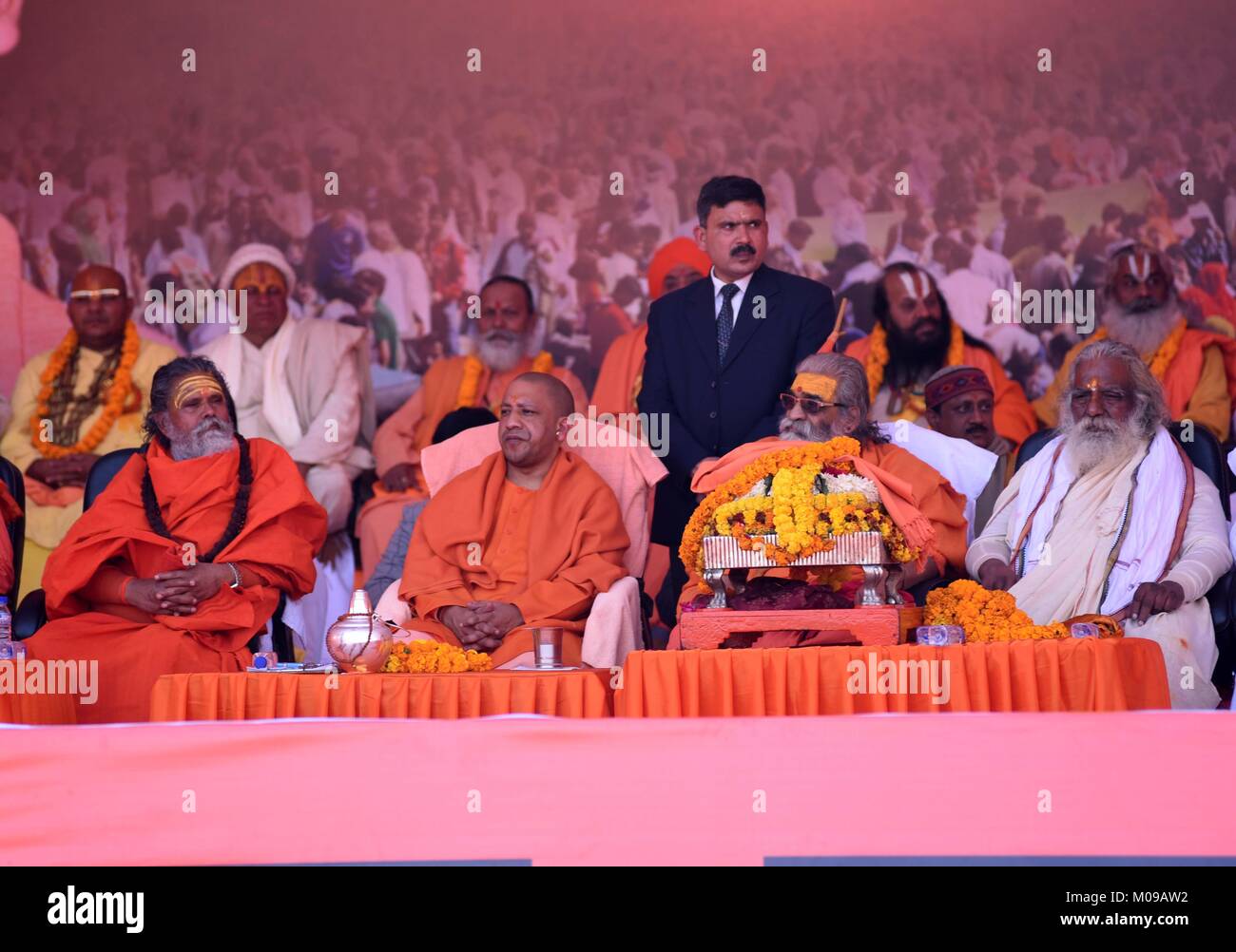 Allahabad, Uttar Pradesh, Indien. 19 Jan, 2018. Allahabad: Uttar Pradesh Chief Minister Aditya Nath Yogi zusammen mit sadhus nehmen Sie teil an Dharm Sansad (Sitzung von Sadhus) an magh Mela in Allahabad am 08-07-2018. Credit: Prabhat Kumar Verma/ZUMA Draht/Alamy leben Nachrichten Stockfoto