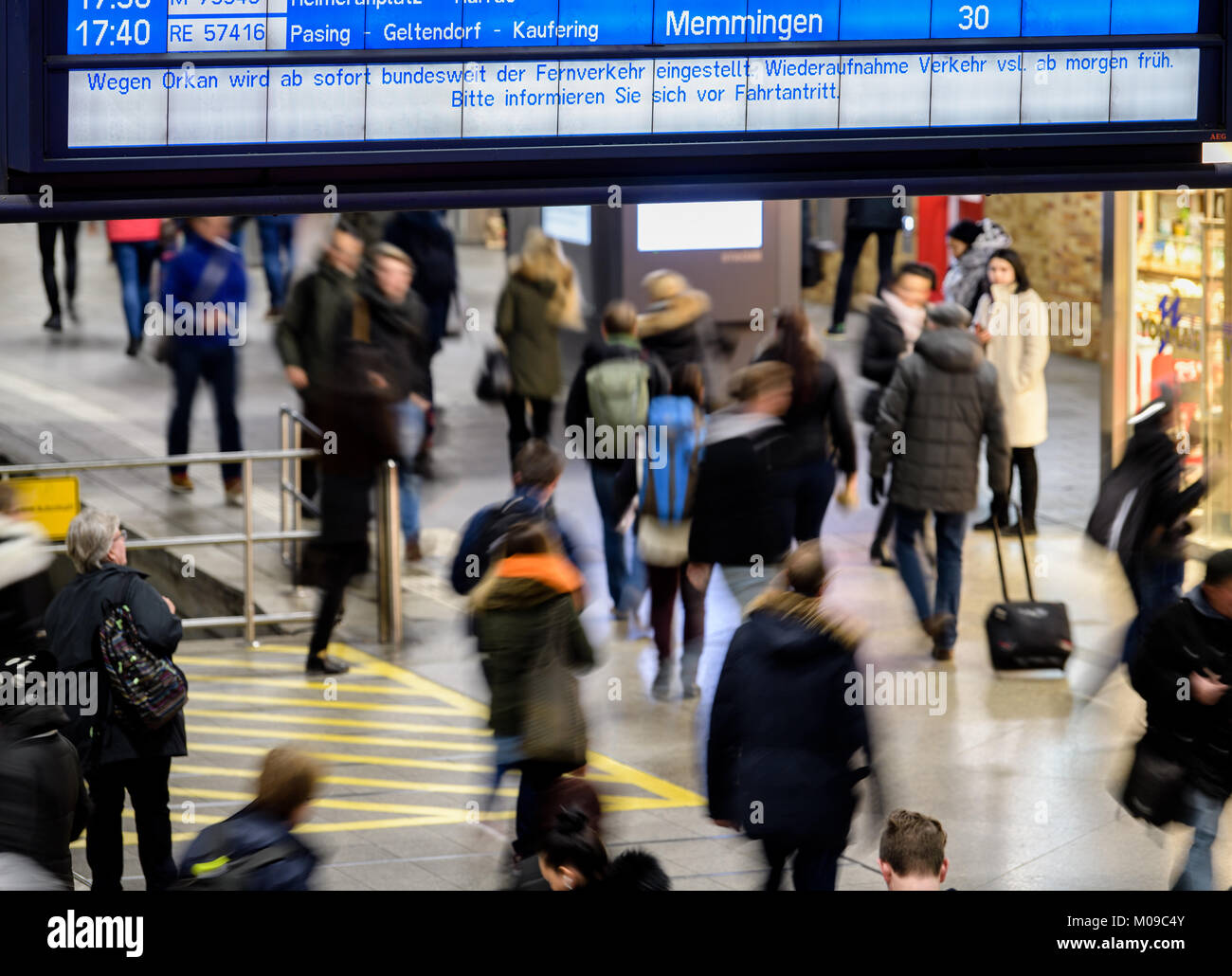 München, Deutschland. 18 Jan, 2018. Die Informationen auf der Anzeige 'Due auf Hurrikan Langstrecken sind national ausgesetzt. Der Service wird erwartet, dass ab morgen wieder aufgenommen werden. Bitte suchen Sie Informationen vor der Abreise "Am Hauptbahnhof in München, Deutschland, 18. Januar 2018. Durch das Sturmtief "Friederike", die Deutsche Bahn hat sich weitgehend lange ausgesetzt. Credit: Matthias Balk/dpa/Alamy leben Nachrichten Stockfoto