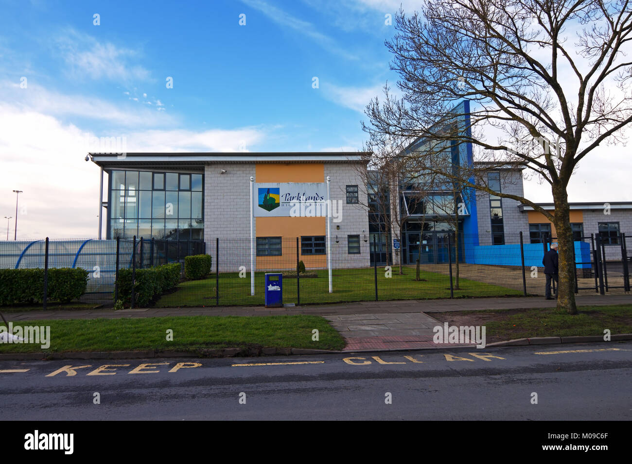 Liverpool, Großbritannien. 19 Jan, 2018. Parklands High School in Speke Liverpool ist die den Steuerzahler jedes Jahr das Äquivalent von 4,3 Mio. £ £ 12.000 pro Tag. Geschlossen in 2014 nur 10 Jahre nach seiner Eröffnung unter einem £ 100 Mio. Private Finance Initiative (PFI). Die Schule hatte nur 172 Schülerinnen und Schüler aus möglichen 900 Wenn es in 2014 geschlossen. Die Schule hatte in spezielle Maßnahmen der Regierung watchdog platziert Ofsted im Jahr davor geschlossen. Credit: ken Biggs/Alamy leben Nachrichten Stockfoto