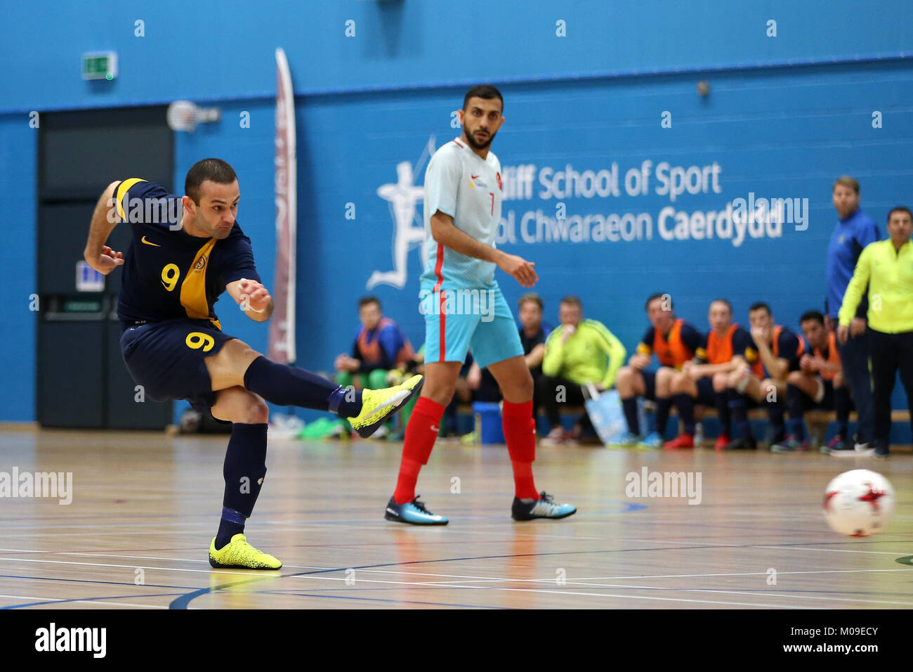 Cardiff, Großbritannien. 19 Jan, 2018. Taube Futsal-EM-Qualifikationsturnier. Aktion aus dem Schweden v Türkei (in Weiß) passen in Cardiff Metropolitan University, in Cardiff, South Wales am Freitag, den 19. Januar 2018. pic von der Credit: Andrew Obstgarten/Alamy leben Nachrichten Stockfoto